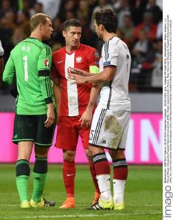 04.09.2015, xjhx, Fussball EM Quali 2016, Deutschland - Polen, emspor, v.l. Manuel Neuer (Deutsche Fussball Nationalmannschaft DFB), Robert Lewandowski (Polen), Mats Hummels (Deutsche Fussball Nationalmannschaft DFB)