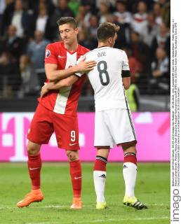 04.09.2015, xjhx, Fussball EM Quali 2016, Deutschland - Polen, emspor, v.l. Robert Lewandowski (Polen), Mesut Oezil (Deutsche Fussball Nationalmannschaft DFB)