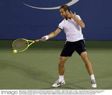 (150908) -- NEW YORK, Sept. 7, 2015 -- Richard Gasquet of France returns a ball to Tomas Berdych of the Czech Republic during the men s singles match of Italy at the 2015 U.S. Open in New York, the United States, Sept. 7, 2015. Richard Gasquet won 3-1. ) (SP)US-NEW YORK-TENNIS-US OPEN QinxLang