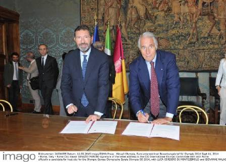 Aktuell Olympia, Rom unterzeichnet Bewerbungsbrief für Olympia 2024 Sept 11, 2014 - Rome, Italy - Rome City mayor IGNAZIO MARINO signature of the letter address to the CIO International Olympic Committee with wich Rome officially a candidate for host city for the Olympic Games Olympische Spiele Olympia OS 2014, with LUCA CORDERO DI MONTEZEMOLO and GIOVANNI MALAGO at Campidoglio in Rome. Rome Candidature Fot The Olympyc Games 2014 - Sept 11 2014 - ZUMAi15_