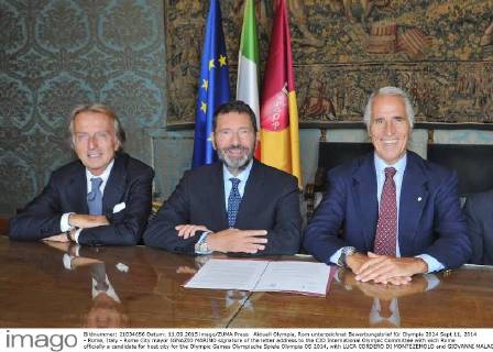 Aktuell Olympia, Rom unterzeichnet Bewerbungsbrief für Olympia 2024 Sept 11, 2014 - Rome, Italy - Rome City mayor IGNAZIO MARINO signature of the letter address to the CIO International Olympic Committee with wich Rome officially a candidate for host city for the Olympic Games Olympische Spiele Olympia OS 2014, with LUCA CORDERO DI MONTEZEMOLO and GIOVANNI MALAGO at Campidoglio in Rome. Rome Candidature Fot The Olympyc Games 2014 - Sept 11 2014 - ZUMAi15_