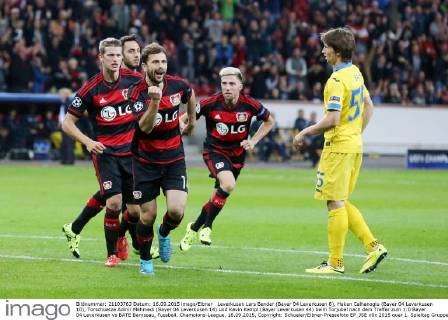 Leverkusen Lars Bender (Bayer 04 Leverkusen 8), Hakan Calhanoglu (Bayer 04 Leverkusen 10), Torschuetze Admir Mehmedi (Bayer 04 Leverkusen 14) und Kevin Kampl (Bayer Leverkusen 44) beim Torjubel nach dem Treffer zum 1:0 Bayer 04 Leverkusen vs BATE Baryssau, Fussball, Champions-League, 16.09.2015, Copyright: Schueler Eibner-Pressefoto EP_JSE