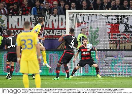Leverkusen Nemanja Milunovic (BATE Borisov 19) mit dem Kopfball-Tor zum Ausgleich, 1:1 gegen Roberto Hilbert (Bayer 04 Leverkusen 13) und Torwart Bernd Leno (Bayer 04 Leverkusen 1) Bayer 04 Leverkusen vs BATE Baryssau, Fussball, Champions-League, 16.09.2015, Copyright: Schueler Eibner-Pressefoto EP_JSE