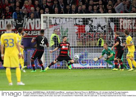Leverkusen Nemanja Milunovic (BATE Borisov 19) mit dem Kopfball-Tor zum Ausgleich, 1:1 gegen Roberto Hilbert (Bayer 04 Leverkusen 13) und Torwart Bernd Leno (Bayer 04 Leverkusen 1) Bayer 04 Leverkusen vs BATE Baryssau, Fussball, Champions-League, 16.09.2015, Copyright: Schueler Eibner-Pressefoto EP_JSE