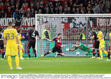 Leverkusen Nemanja Milunovic (BATE Borisov 19) mit dem Kopfball-Tor zum Ausgleich, 1:1 gegen Roberto Hilbert (Bayer 04 Leverkusen 13) und Torwart Bernd Leno (Bayer 04 Leverkusen 1) Bayer 04 Leverkusen vs BATE Baryssau, Fussball, Champions-League, 16.09.2015, Copyright: Schueler Eibner-Pressefoto EP_JSE