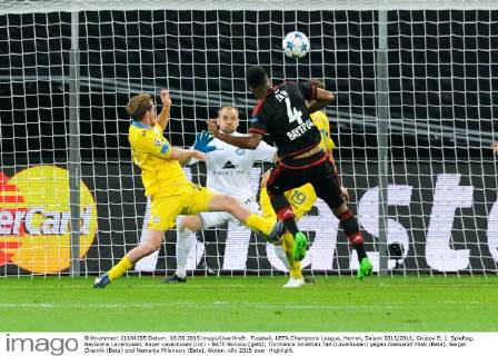 Fussball, UEFA Champions League, Herren, Saison 2015 2016, Gruppe E, 1. Spieltag, BayArena Leverkusen, Bayer Leverkusen (rot) - BATE Borisov (gelb); Torchance Jonathan Tah (Leverkusen) gegen Aleksandr Hleb (Bate), Sergei Chernik (Bate) und Nemanja Milunovic (Bate), Aktion.