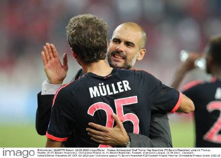 Piraeus Schlussjubel Chef-Trainer Pep Guardiola (FC Bayern Muenchen) umarmt Thomas Mueller 25 (FC Bayern Muenchen), Olympiakos Piraeus vs. FC Bayern Muenchen, Fussball, Champions League, 16.09.2015 , Copyright: Kolbert Eibner-Pressefoto EP_CKT