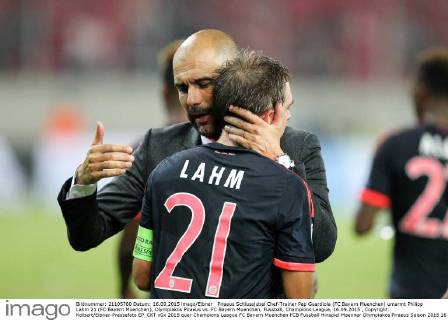 Piraeus Schlussjubel Chef-Trainer Pep Guardiola (FC Bayern Muenchen) umarmt Philipp Lahm 21 (FC Bayern Muenchen), Olympiakos Piraeus vs. FC Bayern Muenchen, Fussball, Champions League, 16.09.2015 , Copyright: Kolbert Eibner-Pressefoto EP_CKT