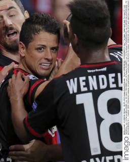 Javier HERNANDEZ, CHICCHARITO, Lev 7 Torjubel, Jubel nach dem Tor zum 4-1 mit WENDELL, Lev 18 Karim BELLARABI, Lev 38 Admir MEHMEDI, Lev 14 Roberto HILBERT, Lev 13 Kyriakos PAPADOPOULOS, Lev 5 BAYER 04 LEVERKUSEN - FC BATE BORISOV 4-1 , Fussball UEFA Champions League, Gruppenphase, Leverkusen, 16.09.2015 CL Saison 2015 2016,