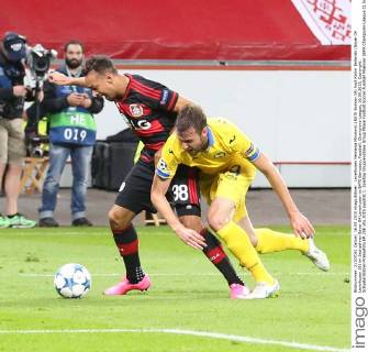 Leverkusen Nemanja Milunovic (BATE Borisov 19) foult Karim Bellarabi (Bayer 04 Leverkusen 38) im Sechzehner Bayer 04 Leverkusen vs BATE Baryssau, Fussball, Champions-League, 16.09.2015, Copyright: Schueler Eibner-Pressefoto EP_JSE