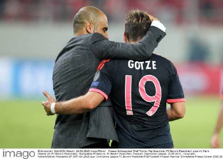 Piraeus Schlussjubel Chef-Trainer Pep Guardiola (FC Bayern Muenchen) umarmt Mario Goetze 19 (FC Bayern Muenchen), Olympiakos Piraeus vs. FC Bayern Muenchen, Fussball, Champions League, 16.09.2015 , Copyright: Kolbert Eibner-Pressefoto EP_CKT