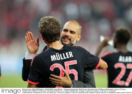 Piraeus Schlussjubel Chef-Trainer Pep Guardiola (FC Bayern Muenchen) umarmt Thomas Mueller 25 (FC Bayern Muenchen), Olympiakos Piraeus vs. FC Bayern Muenchen, Fussball, Champions League, 16.09.2015 , Copyright: Kolbert Eibner-Pressefoto EP_CKT