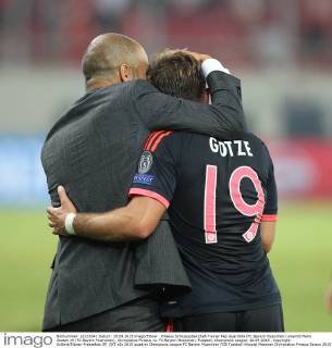 Piraeus Schlussjubel Chef-Trainer Pep Guardiola (FC Bayern Muenchen) umarmt Mario Goetze 19 (FC Bayern Muenchen), Olympiakos Piraeus vs. FC Bayern Muenchen, Fussball, Champions League, 16.09.2015 , Copyright: Kolbert Eibner-Pressefoto EP_CKT