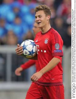 Joshua KIMMICH, FCB 32 , reckt den Daumen hoch, gestikuliert und gibt Anweisungen, Aktion, Einzelbild, Gestik, Geste, Handbewegung, Jubel, Freude, Emotionen, Feiern, Lachen, jubelt, freuen, reisst die Arme hoch, ballt die Faust , lacht, l?chelt, lachend, smile, froh, happy ,Portrait, Portr?t FC BAYERN MUENCHEN - DINAMO ZAGREB (5-0) Fussball Champions League, Muenchen, am 29.09.2015, Gruppenphase, 2. Spieltag, Saison 2015 2016, CL, FCB