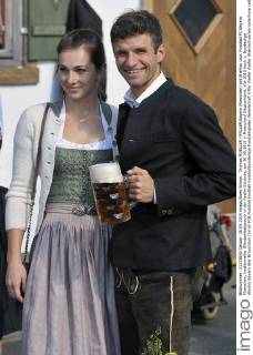 Thomas MUELLER (MÜLLER,Bayern Muenchen) mit Ehefrau Lisa. Fussball FC Bayern Muenchen, traditioneller Oktoberfestbesuch in der Kaefer Schenke, am 30.09.2015 in Muenchen Deutschland.