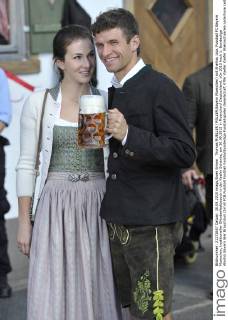 Thomas MUELLER (MÜLLER,Bayern Muenchen) mit Ehefrau Lisa. Fussball FC Bayern Muenchen, traditioneller Oktoberfestbesuch in der Kaefer Schenke, am 30.09.2015 in Muenchen Deutschland.