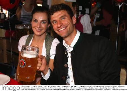 Thomas MUELLER (MÜLLER,Bayern Muenchen) mit Ehefrau Lisa. Fussball FC Bayern Muenchen, traditioneller Oktoberfestbesuch in der Kaefer Schenke, am 30.09.2015 in Muenchen Deutschland.