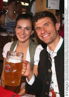 Thomas MUELLER (MÜLLER,Bayern Muenchen) mit Ehefrau Lisa. Fussball FC Bayern Muenchen, traditioneller Oktoberfestbesuch in der Kaefer Schenke, am 30.09.2015 in Muenchen Deutschland.