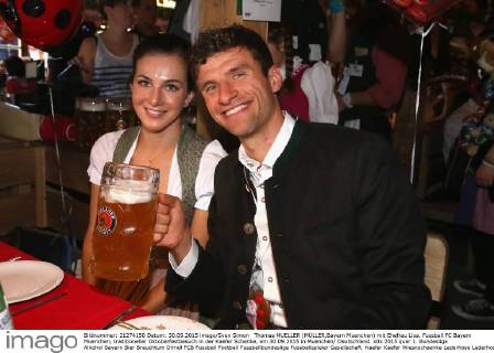 Thomas MUELLER (MÜLLER,Bayern Muenchen) mit Ehefrau Lisa. Fussball FC Bayern Muenchen, traditioneller Oktoberfestbesuch in der Kaefer Schenke, am 30.09.2015 in Muenchen Deutschland.