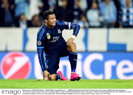 , 150930 Real Madrids Cristiano Ronaldo gar pa knä during UEFA Champions League 2015 2016 match between Malmö FF and Real Madrid.  Copyright: LUDVIGxTHUNMAN BB150930LT020