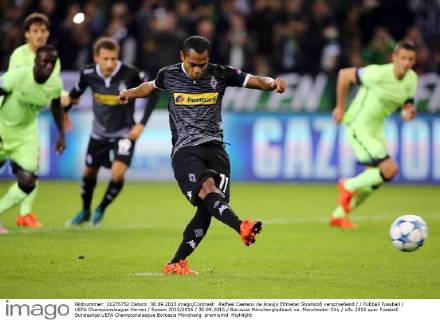 Raffael Caetano de Araujo Elfmeter Strafstoß verschießend Fußball Fussball UEFA Championsleague Herren Saison 2015 2016 30.09.2015 Borussia Mönchengladbach vs. Manchester City