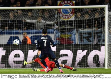 , 150930 Real Madrids Cristiano Ronaldo gör 0-1 bakom Malmö FFs malvakt Johan Wiland during UEFA Champions League 2015 2016 match between Malmö FF and Real Madrid.  Copyright: PETTERxARVIDSON BB150930PA105