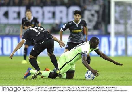 Foto : Lars Stindl ( Gladbach ) gegen Yaya Toure . rechts Fussball - Championsleague , 2. Spieltag , am Mi. 30.09.2015 Bor. Mönchengladbach - Manchester City
