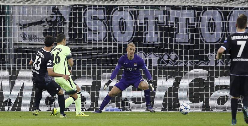 Lars Stindl (Bor. Mönchengladbach) (L) kicks the 1:0 goal against Goalkeeper Joe Hart (Manchester City) during the Championsleague between Borussia Moenchengladbach and Manchester City, Borussiapark in Moenchengladbach on September 30., 2015. Borussia Mönchengladbach vs. Manchester City in der Champions League der Saison 2015 2016 am 30. September 2015.