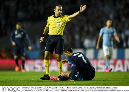 , 150930 domaren Cüneyt Cakir tecknar för frispark för Real Madrids Cristiano Ronaldo during UEFA Champions League 2015 2016 match between Malmö FF and Real Madrid.  Copyright: PETTERxARVIDSON BB150930PA118