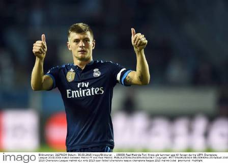 , 150930 Real Madrids Toni Kroos gör tummen upp till fansen during UEFA Champions League 2015 2016 match between Malmö FF and Real Madrid.  Copyright: PETTERxARVIDSON BB150930PA135