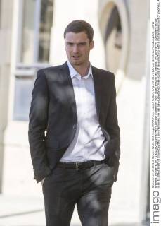 Aktuell Fußball, England, Adam Johnson Gerichtsverhandlung Oct. 2, 2015 - Bradford, yorkshire, UK - ENGLAND footballer Adam Johnson at Bradford court today on child sex charges. The 28-year-old Sunderland winger is set to attend Bradford Crown Court for a pre-trial review. He has previously denied three counts of sexual activity with a child and one count of grooming. Adam Johnson  - ZUMAl94_