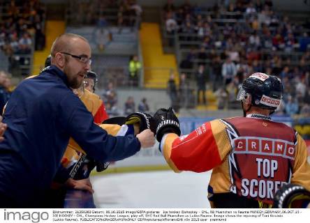 Ice hockey Eishockey - CHL, RB Muenchen vs Rauma MUNICH,GERMANY,06.OCT.15 - ICE HOCKEY - CHL, Champions Hockey League, play off, EHC Red Bull Muenchen vs Lukko Rauma. Image shows the rejoicing of Toni Koivisto (Lukko Rauma). GEPAxpictures xFlorianxErtl