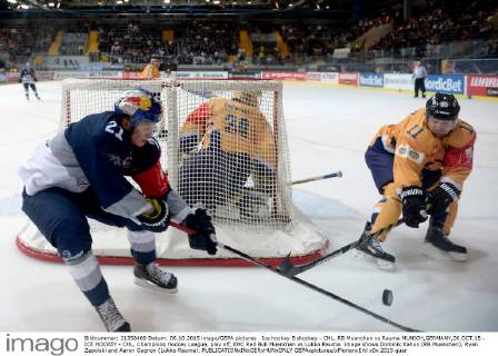 Ice hockey Eishockey - CHL, RB Muenchen vs Rauma MUNICH,GERMANY,06.OCT.15 - ICE HOCKEY - CHL, Champions Hockey League, play off, EHC Red Bull Muenchen vs Lukko Rauma. Image shows Dominik Kahun (RB Muenchen), Ryan Zapolski and Aaron Gagnon (Lukko Rauma). GEPAxpictures xFlorianxErtl
