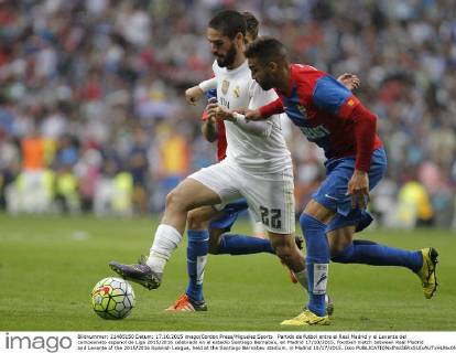 Partido de futbol entre el Real Madrid y el Levante del campeonato espanol de Liga 2015 2016 celebrado en el estadio Santiago Bernabeu, en Madrid 17 10 2015. Football match between Real Madrid and Levante of the 2015 2016 Spanish League, held at the Santiago Bernabeu stadium, in Madrid 10 17 2015. Isco