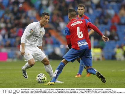 Partido de futbol entre el Real Madrid y el Levante del campeonato espanol de Liga 2015 2016 celebrado en el estadio Santiago Bernabeu, en Madrid 17 10 2015. Football match between Real Madrid and Levante of the 2015 2016 Spanish League, held at the Santiago Bernabeu stadium, in Madrid 10 17 2015. Cristiano Ronaldo
