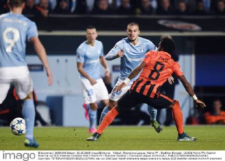 Fußball, Champions League, Malmö FF - Shakhtar Donetsk 151021 Malmö FFs Vladimir Rodic tar sig förbi Shakhtar Donetsks Fred Malmö FF - Shakhtar Donetsk Champions League 2015 2016 .  Copyright: PETTERxARVIDSON BB151021PA081
