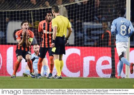 Fußball, Champions League, Malmö FF - Shakhtar Donetsk 151021 Shakhtar Donetsks Darijo Srna, Referee Tasos Sidiropoulos - Champions League, Malmö FF vs Shakhtar Donetsk 21 oktober 2015 in Malmö.  PETTERxARVIDSON BB151021PA108