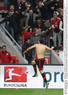 Leverkusen Admir Mehmedi (Bayer 04 Leverkusen 14) beim Torjubel nach dem Treffer zum 4:3 Bayer 04 Leverkusen vs VfB Stuttgart, Fussball, 1. Bundesliga, 24.10.2015, Copyright: Schülerx xEibner-Pressefoto EP_jse