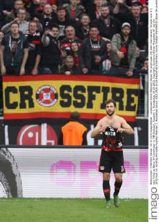 Leverkusen Admir Mehmedi (Bayer 04 Leverkusen 14) zieht nach seinem Torjubel zum 4:3 sein Trikot an Bayer 04 Leverkusen vs VfB Stuttgart, Fussball, 1. Bundesliga, 24.10.2015, Copyright: Schülerx xEibner-Pressefoto EP_jse
