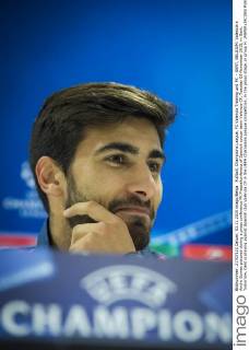 Fußball, Champions League, FC Valencia Training und PK - GENT, BELGIUM: Valencia s Andre Gomes pictured during a press conference PK Pressekonferenz of Spanish soccer team Valencia CF, Tuesday 03 November 2015, in Gent. Tomorrow, Gent is playing against Spanish club Valencia CF in the UEFA Champions League competition, in the group stage, in group H. JASPERxJACOBS  x04732859x