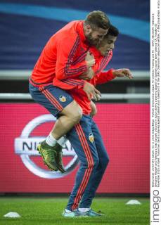 Fußball, Champions League, FC Valencia Training und PK - GENT, BELGIUM: Valencia s Shkodran Mustafi and Valencia s Joao Cancelo pictured in action during a training session of Spanish soccer team Valencia CF, Tuesday 03 November 2015, in Gent. Tomorrow, Gent is playing against Spanish club Valencia CF in the UEFA Champions League competition, in the group stage, in group H. JASPERxJACOBS  x04732882x