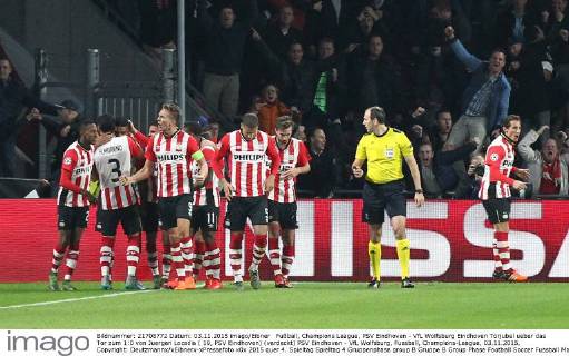 Fußball, Champions League, PSV Eindhoven - VfL Wolfsburg Eindhoven Torjubel ueber das Tor zum 1:0 von Juergen Locadia ( 19, PSV Eindhoven) (verdeckt) PSV Eindhoven - VfL Wolfsburg, Fussball, Champions-League, 03.11.2015, Copyright: Deutzmannx xEibnerx-xPressefoto