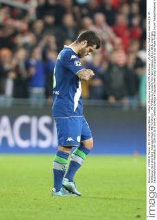 Fußball, Champions League, PSV Eindhoven - VfL Wolfsburg Eindhoven Vieirinha ( 8, VfL Wolfsburg) nach dem Spiel niedergeschlagen PSV Eindhoven - VfL Wolfsburg, Fussball, Champions-League, 03.11.2015, Copyright: Deutzmann Eibner-Pressefoto EP_CDN