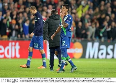 Fußball, Champions League, PSV Eindhoven - VfL Wolfsburg Eindhoven Luiz Gustavo ( 22, VfL Wofsburg) nach dem Spiel auf dem Weg zu den Fans PSV Eindhoven - VfL Wolfsburg, Fussball, Champions-League, 03.11.2015, Copyright: Deutzmann Eibner-Pressefoto EP_CDN