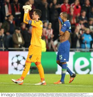 Fußball, Champions League, PSV Eindhoven - VfL Wolfsburg Eindhoven Diego Bengali ( 1, TW, VfL Wolfsburg) und Christian Traesch ( 15, VfL Wolfsburg) PSV Eindhoven - VfL Wolfsburg, Fussball, Champions-League, 03.11.2015, Copyright: Deutzmann Eibner-Pressefoto EP_CDN