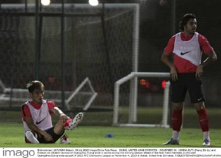 DUBAI, UNITED ARAB EMIRATES - NOVEMBER 04: (CHINA OUT) Zheng Zhi (L) and Elkeson de Oliveira Cardoso of Guangzhou Evergrande in action during the training session ahead of the final match between Al Ahli and Guangzhou Evergrande as part of 2015 AFC Champions League on November 4, 2015 in Dubai, United Arab Emirates.  CFP475416898
