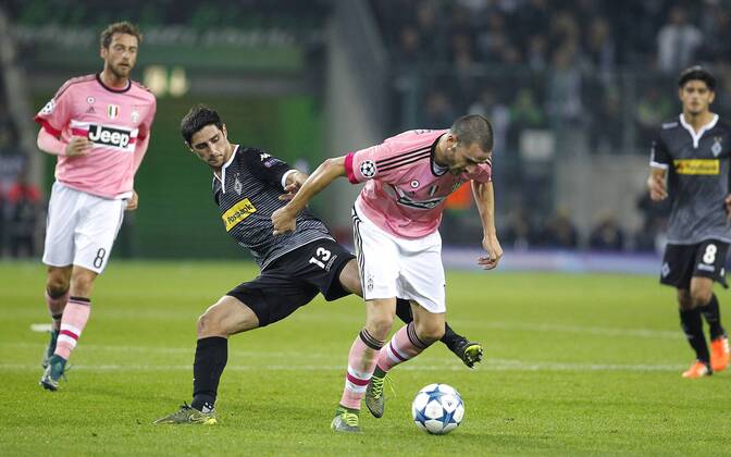 Lars Stindl (Bor. Moenchengladbach) (L) fights for the ball during the Championsleague match between Borussia Moenchengladbach and Juventus Turin, Borussiapark in Moenchengladbach on November 3., 2015. Borussia Mönchengladbach vs. Juventus Turin in der Champions League der Saison 2015 2016 am 3. November 2015.
