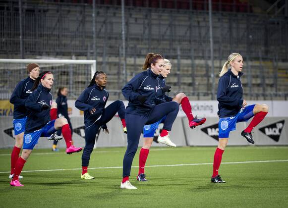 Fußball, Damen Champions League, KIF Örebro - Paris St. Germain 151111 KIF Örebro Elin Magnusson värmer upp under fotbollsmatchen i Womens Champions League mellan Kif Örebro och Paris SG den 11 november 2015 i Örebro.  Copyright: JohanxBernström BB151111BB168