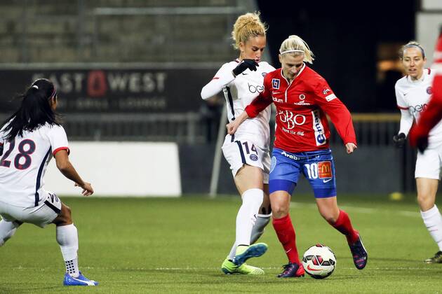 Fußball, Damen Champions League, KIF Örebro - Paris St. Germain 151111 Paris Kheira Hamraoui och Örebros Sanna Talonen under fotbollsmatchen i Womens Champions League mellan Kif Örebro och Paris SG den 11 november 2015 i Örebro.  Copyright: JOHANxBERNSTRÖM BB151111BB206