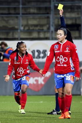 Fußball, Damen Champions League, KIF Örebro - Paris St. Germain 151111 Örebros Ogonna Chukwudi far en varning under fotbollsmatchen i Womens Champions League mellan Kif Örebro och Paris SG den 11 november 2015 i Örebro.  Copyright: JOHANxBERNSTRÖM BB151111BB214